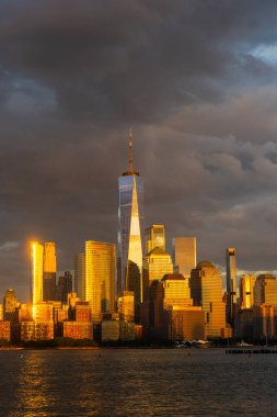 New York 'ta. Yükselen gökdelenleri olan New York gökdelenleri. Manhattan ve Hudson Nehri. New York 'un panoramik şehri. Şehir merkezindeki New York 'ta. New York silueti. New York simgesi