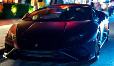 3 Nisan 2025. Miami mi? Lambo konsepti. Lamborghini spor arabası şehir caddesinde. Lamborghini süper arabası. Lambo tasarımı. Lamborghini Huracan spor arabası. Supercar Lamborghini yakın plan. V12 motor. Lüks araba.