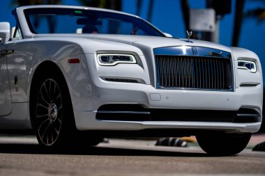 3 Nisan 2025. Miami mi? Rolls Royce 'un lüks arabası. Sokaktaki hayalet Rolls Royce. Özel lüks otomobil. Rolls Royce V12 motoru. Süper araba sürüşü. Klasik Rolls Royce araba tasarımı.