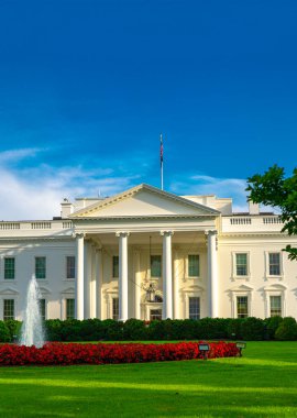 Washington 'daki Beyaz Saray. Beyaz Saray ve demokrasi. Amerikan başkanlarının evi. Beyaz Saray binası. Federal hükümet. Yeşil çimenli Beyaz Saray