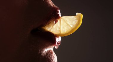 Limon dilimli şehvetli bir ağız. Yaz ferahlatıcı Coctail. Seksi meyve.