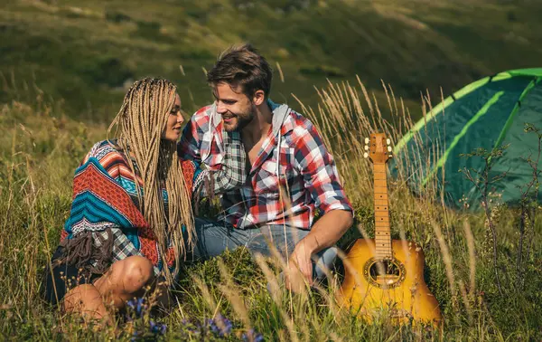 Romantik çift kampı tatilde. Birbirine aşık genç bir çift. Aşk hikayesi.