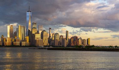 New York 'ta. Yükselen gökdelenleri olan New York gökdelenleri. Manhattan ve Hudson Nehri. New York 'un panoramik şehri. Şehir merkezindeki New York 'ta. New York silueti. New York gökdelenleri yansıtıyor