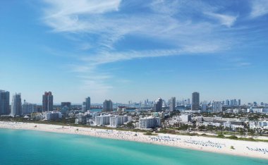 Ufuk çizgisi olan Miami Plajı hava manzarası. Miami yukarıdan. Miamis 'in ünlü simgeleri. Gökdelenleri olan South Pointe plajı. Miami şehri panoraması. Miami silueti ve okyanus