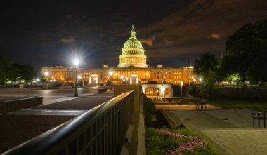Washington, DC ABD 'nin başkentidir. Washington DC 'deki eyalet başkenti binaları. Washington 'daki Kongre. Amerikan bayrağı dalgalanıyor. Washington, DC 'deki Capitol Hill.