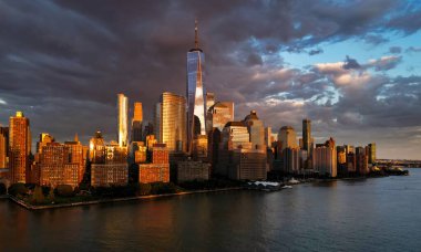 Gökdelenlerin hava manzaralı New York silueti. Manhattan ve Brooklyn. Hudson Nehri manzaralı New York City silueti. New York şehir merkezi. Rıhtımdan New York 'a. New York Panoraması Tepeden