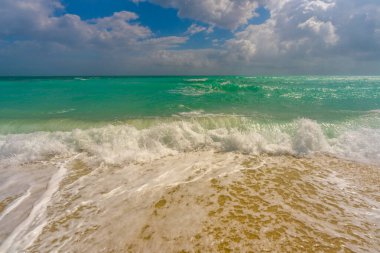 Plaj geçmişi. Mavi kumsal dalgaları. Kumsal kıyısı. Plaj okyanusu manzarası