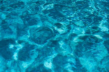 Yüzme havuzunda yırtık su. Mavi yüzme havuzunun yüzeyi, suyun arka planı