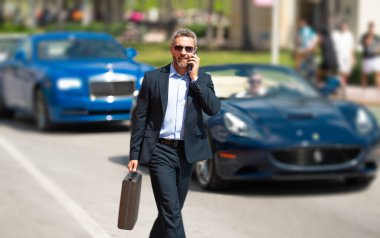 Sokakta koşan bir iş adamı. İşe koşmakla meşgul bir girişimci. Takım elbiseli adam dışarıda geç kalıyor. Başarılı olma yolunda koşan kendinden emin bir iş adamı. Ofis çalışanı teslim tarihine yetişmek için acele ediyor.