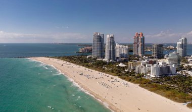 Ufuk çizgisi olan Miami Plajı hava aracı görüntüsü. Miami yukarıdan. Miami 'nin ünlü deniz manzaralı insansız hava aracı. Gökdelenleri olan South Pointe plajı. Miami şehri panoraması. Miami Sahili 'nin okyanus manzarası