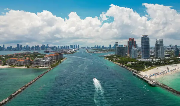 Miami Plajı. Miami Beach City tepeden. Yukarıdan Güney Sahili. Sahil şeridinin insansız hava aracı. Miami kıyılarında gökdelenler var. Miamis görünümünün havadan şehir manzarası
