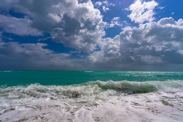 Turkuaz deniz kıyısı gölü. Güneşli sahil kıyısı. Huzurlu deniz sahili kaçışı. Dalgalı hareket. Manzaralı deniz manzarası