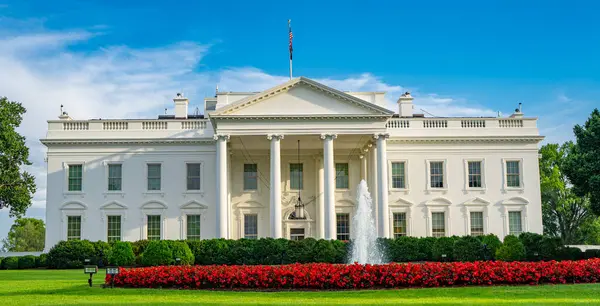 Washington 'daki Beyaz Saray. Amerikan başkanlarının evi. İkonik Beyaz Saray binası. Federal hükümet. Beyaz Saray ve Amerikan bayrağı. Tarihi Beyaz Saray mimarisi