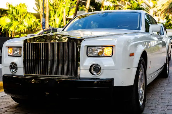3 Nisan 2025. Miami mi? Rolls Royce lüks araba. Sokaktaki hayalet Rolls Royce. Özel lüks otomobil. Rolls Royce V12 motoru. Klasik Rolls Royce araba tasarımı.