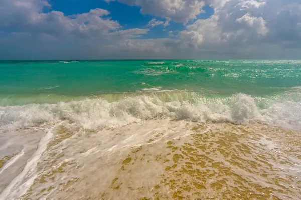 Plaj geçmişi. Mavi kumsal dalgaları. Kumsal kıyısı. Plaj okyanusu manzarası