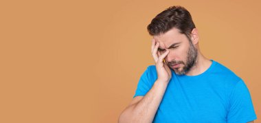 Migren ağrısı olan bir adam. Gerilim ya da küme baş ağrısı, migren, erkek portresi. Baş ağrısı konsepti. Baş ağrısı ve migren. Migren belirtileri. Kronik baş ağrıları. Baş ağrısı tetikleyiciler