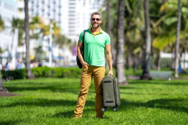 40 'lı yılların yolcusu. Bahar tatilindeki turist. Bahar gezisi için yolcuların bavulları. Yaz turu. Tropik bir kaçamak. Bahar tatili. Bir gezgin yaz gününün tadını çıkarır. Bahar gezisi