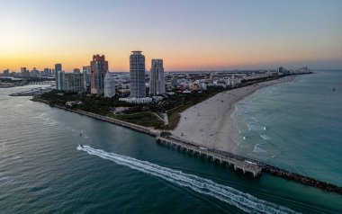 Gece ışığında Miami 'nin manzarası. Meşhur Florida tatil beldeleri ve plajları. Miami 'de gece yarısı ışıkları. Miami 'nin liman manzarası. Gün doğumunda Miami 'nin hava görüntüsü. Neon Art Deco. Okyanus yolculuğu