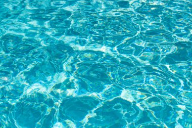 Su altyapısı. Mavi su, dalgalar ve röfleler. Su yüzeyinin dokusu ve fayanslı alt