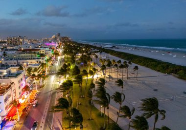 Miami şehir merkezinin gece lambasında manzarası. Meşhur Florida tatil beldeleri ve plajları. Miami 'de gece yarısı ışıkları. Miami 'nin liman manzarası. Gün doğumunda Miami 'nin hava görüntüsü. Neon Art Deco. Okyanus yolculuğu