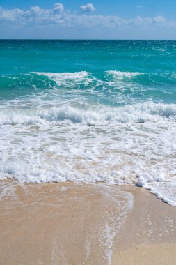 Deniz dalgaları. Yaz dönemi. Okyanus suyu hareketi. Okyanus sıçrama dalgası arka planı. Derin mavi deniz plajı. Turkuaz dalga arka planı. Rüya gibi egzotik deniz sahili arka planı. Deniz bayrağı