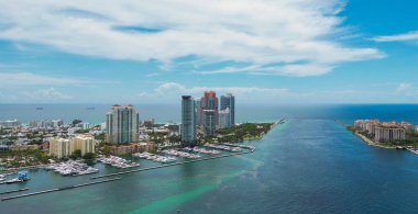 Miami Beach City tepeden. Yukarıdan Güney Sahili. Sahil şeridinin insansız hava aracı. Miami kıyılarında gökdelenler var. Miami manzaralı havadan şehir manzarası