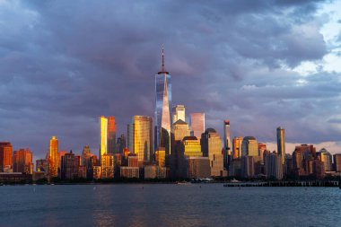 New York 'ta. Gökdelenleri olan New York şehri. New York City siluetinin panoramik görüntüsü. Manhattan silueti. New York ve Hudson Nehri. New York şehir merkezi. New York gökdelenleri. NYC 'nin iş bölgesi.