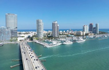 Miami Sahili şehir manzarası. Miami yaz havası manzarası. Miami sahil şeridi. Güney Sahili Miami hava manzarası. Florida 'daki mavi okyanus silueti. Miamis şehir manzarası. Okyanus kıyısında. Yaz gökdeleni silüeti