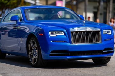 3 Nisan 2025. Miami mi? Rolls Royce lüks araba. Sokaktaki hayalet Rolls Royce. Özel lüks otomobil. Süper araba sürüşü. Klasik Rolls Royce araba tasarımı. Zarif Rolls Royce Hayalet