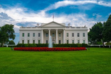 Washington 'daki Beyaz Saray. Mavi gökyüzünün altındaki Beyaz Saray. Amerikan başkanlarının evi. İkonik Beyaz Saray binası. Federal hükümet. Beyaz Saray ve Amerikan bayrağı