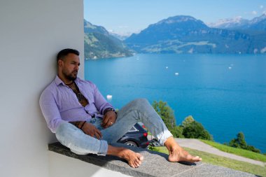 Kaslı bir adam dağ Alpleri civarında dinleniyor. Alp Gölü 'nde yakışıklı bir turist. Güçlü, seksi, üstsüz poz veren bir adam. Hayalperest, kaygısız bir gezgin. Açık havada insan özgürlüğü