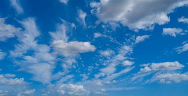 Güneş kabarık bulutların arasında parlıyor. Gökyüzü. Güzel güneşli gökyüzü. Mavi gökyüzünde bulutlar olan bir arka plan. Mavi gökyüzündeki bulutlar.