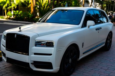 3 Nisan 2025. Miami mi? Rolls Royce 'un lüks arabası. Sokaktaki hayalet Rolls Royce. Özel lüks otomobil. Rolls Royce V12 motoru. Süper araba sürüşü. Klasik Rolls Royce araba tasarımı.