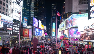 New York City, Times Meydanı, Eylül 2024. Geceleri New York şehrinin silueti. NYC Times Meydanı ışıkları. Manhattan 'daki Broadway caddesi. Akşam 7. Cadde 'de. Times Meydanı neon ışıkları. Times Turisti