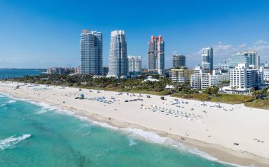 Miami Beach silueti. Miami yukarıdan. Miamis 'in ünlü simgeleri. Gökdelenleri olan South Pointe plajı. Miami şehri panoraması. Miami ufuk çizgisi ve okyanus. Güney Florida. Canlı Güney Sahili