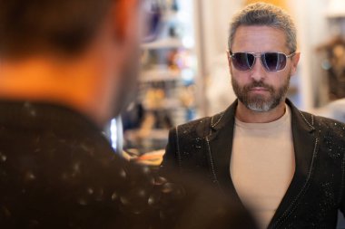 Moda ve seçkin erkek giyim koleksiyonu. Moda tasarımcısı. Marka moda seçimi. Butikte modern züppeler. Pahalı moda erkek aksesuarları. Şık bir adam için lüks alışveriş. Moda mağazası