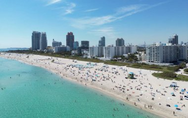 Miami plajı şehir manzarası. Miami yaz havası manzarası. Miami sahil şeridi. Güney Sahili Miami hava manzarası. Florida 'daki mavi okyanus silueti. Miamis şehir manzarası. Okyanus kıyısında. Amerika 'da yaz tatili