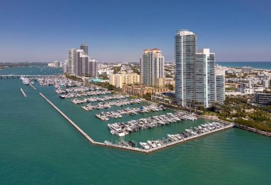 Miami plajı şehir manzarası. Miami yaz havası manzarası. Miami sahil şeridi. Güney Sahili Miami hava manzarası. Florida 'daki mavi okyanus silueti. Miamis şehir manzarası. Okyanus kıyısı