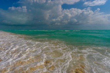Egzotik deniz dalgaları. Fırtınalı deniz dalgaları. Yaz denizi dalgası. Köpüklü deniz dalgaları. Taze okyanus esintisi. Rüya gibi plaj manzarası. Okyanus dalgaları arka planı
