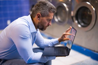 Yoğun program ve zaman yönetimi. Planlandığı gibi etkili bir planlama. Çamaşırhanede iyi organize olmuş bir adam. İş-yaşam dengesi. Meşgul bir iş adamı için çok yoğun bir program. Programım sıkışık. Yoğun ofis çalışanı