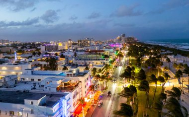 Miami şehir merkezinin gece lambasında manzarası. Meşhur Florida tatil beldeleri ve plajları. Miami 'de gece yarısı ışıkları. Miami 'nin liman manzarası. Gün doğumunda Miami 'nin hava görüntüsü. Neon Art Deco. Okyanus yolculuğu