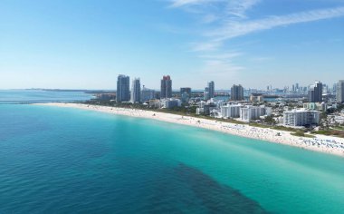Ufuk çizgisi olan Miami Plajı hava aracı görüntüsü. Miami yukarıdan. Miamis 'in ünlü simgeleri. Gökdelenleri olan South Pointe plajı. Miami şehri panoraması. Miami Sahili 'nin okyanus manzarası