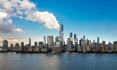 Manhattan hava şeridi, New York, Birleşik Devletler. Manhattan 'daki New York gökdelenlerinin panorama manzarası. ABD NYC 'de. Aşağı New York silueti. New York şehir manzarası. İHA 'dan New York Şehri' ne