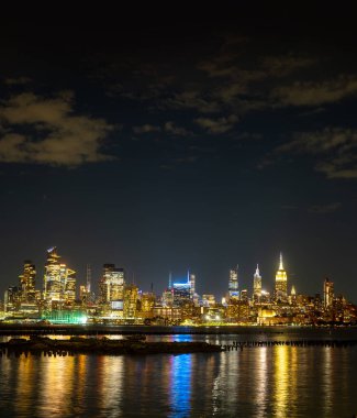 New York City gece silueti, ABD 'de Manhattan şehri.