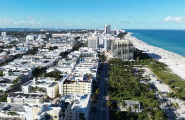 Ufuk çizgisi olan Miami Plajı hava manzarası. Miami yukarıdan. Miamis 'in ünlü simgeleri. Gökdelenleri olan South Pointe plajı. Miami şehri panoraması. Miami ufuk çizgisi ve okyanus. Güney Florida