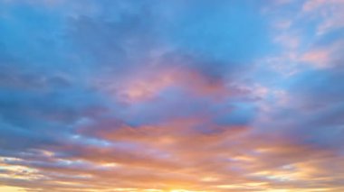 Sunset Sky zaman ayarlı. Hareket eden bulutlar ve günbatımı. Bulutlar akşam boyunca yüzer. Alacakaranlık gökyüzü zaman aşımına uğradı. Dramatik gökyüzü hareket ediyor. Kümülüs ve sirrus fırtınada. Gün doğumu bulutu