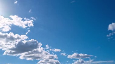 Blue Sky zaman ayarlı. Hareket eden bulutlar ve güneş. 4K zaman aşımı. Bulutlu gökyüzü. Bulutlu bulutlu zaman atlaması. Mavi gökyüzü zaman aşımı. Mavi gökyüzü ile doğa havası