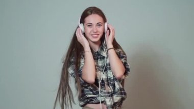 Kulaklıkla müzik dinleyen bir kız. En sevdiği müzik listesiyle dans eden bir kadın. Müzikten hoşlanan mutlu bir kız. Sesi dinleyen çekici bir model. Kulaklıklı kız dans ediyor. Eğlenceli müzik.