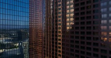 Amerikan Los Angeles şehri. Los Angeles manzarası. Yüksek gökdelenleri olan Los Angeles gökdelenleri. Gökdelenli Los Angeles 'ın havadan görünüşü. Los Angeles silueti. Los Angeles şehir merkezi. Los Angeles 'tan İHA tepesine