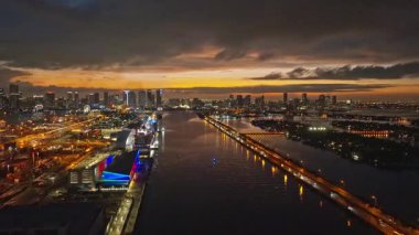 Miami Plajı, Güneyde dramatik bir gökyüzü. Alacakaranlıkta Miami sahilinde. Miami Sahili ve şehir manzarası. Miami sahil şeridi. Hava aracından çekilen gece.